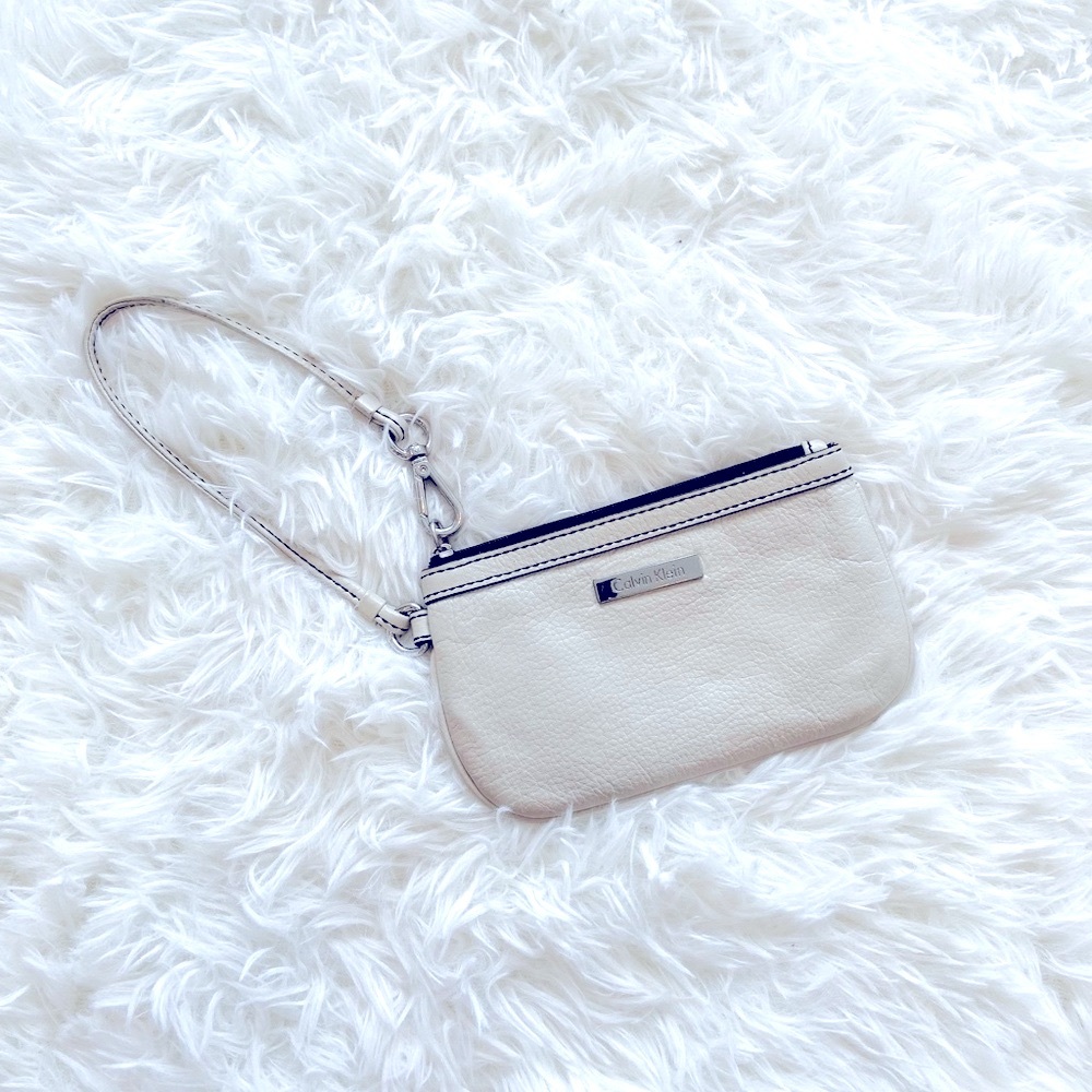 🤍 Calvin Klein Cream Wristlet Wallet